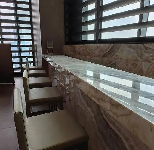 Luxury Oasis In Makati With Balcony شقة